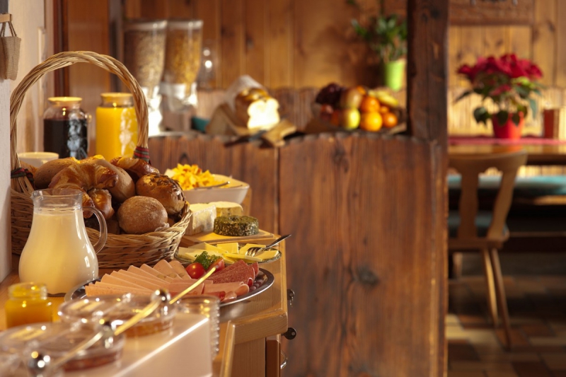 boulangerie-ROUBION-min_breakfast_buffet_food_restaurant_meal_hotel_plate_fresh-718745